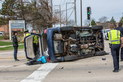 Wheeling MVA roll over with no injuries on Lake Cook Road at Weiland Road Larry Shapiro photographer shapirophotography.net #larryshapiro 4-19-17